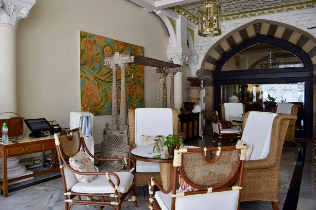 Im Haus, Wand, Inneneinrichtung, Kaffeetisch, Esstisch, Stuhl, Zimmer, Vase, Tisch, Boden, Mobiliar, Essen, Decke, Restaurant