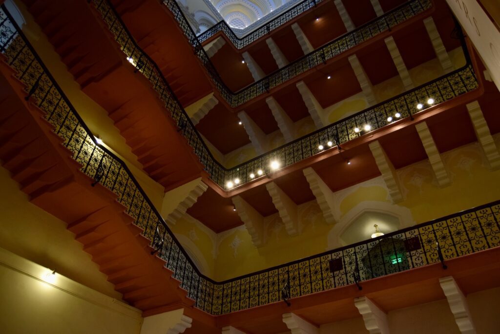 Im Haus, Wand, Gebäude, Architektur, Treppe, Beleuchtung, Symmetrie, Bernstein, Fries, Zimmer, Decke, Boden, Licht, Kunst