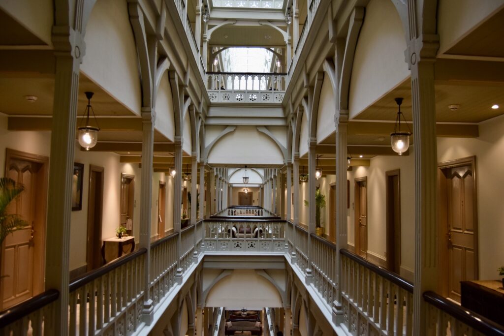Im Haus, Treppe, Geländer, Wand, Baluster, Empfangshalle, Gebäude, Symmetrie, Stufe, Inneneinrichtung, Decke, Zimmer, Boden