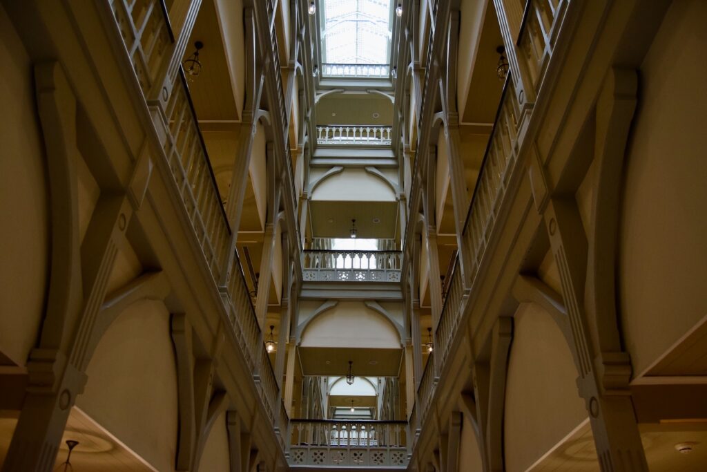 Symmetrie, Im Haus, Tageslichtsysteme, Fenster, Decke, Architektur, Gebäude, Haltevorrichtung, Wand