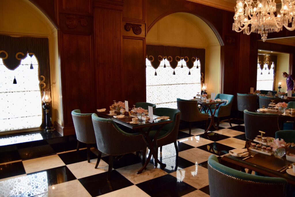 Im Haus, Mobiliar, Wand, Szene, Inneneinrichtung, Tisch, Esstisch, Restaurant, Kaffeetisch, Decke, Boden, Fenster, Esszimmer, Essen, Zimmer, Stuhl, Hotel