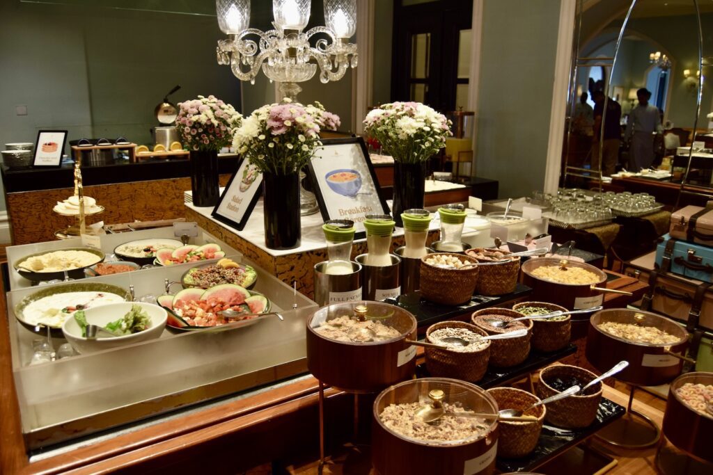 Im Haus, Tisch, Geschirr, Mahlzeit, Wand, Platte, Tischtuch, Restaurant, Vase, Blume, Kulinarik, Abendessen, Essen, Buffet
