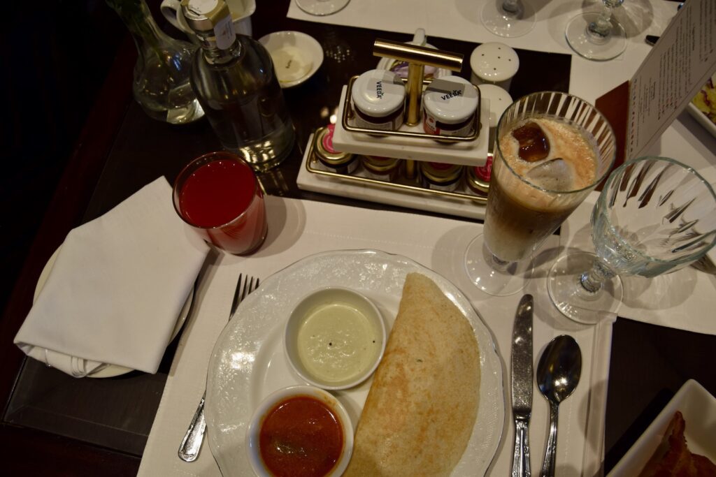 Geschirr, Essen, Küchenutensil, Platte, Serviergeschirr, Gabel, Tafelsilber, Teller, Brunch, Im Haus, Löffel, Küchenutensilien, Unterteller, Schüssel, Service, Serviette, Tisch, Restaurant, Tasse, Frühstück, Mahlzeit, Drink