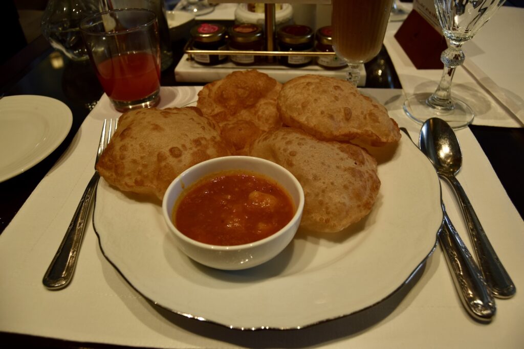 Geschirr, Teller, Essen, Tisch, Küchenutensil, Mahlzeit, Platte, Gabel, Tafelsilber, Im Haus, Serviergeschirr, Kochkunst, Brot, Drink, Löffel, Snack, Brunch, Küchenutensilien, Dip, Unterteller, Abendessen, Backwaren, Frühstück, Fastfood, Zutaten, Mahl, Soßen, Restaurant, Sitzen, Tasse, Schüssel, Suppe