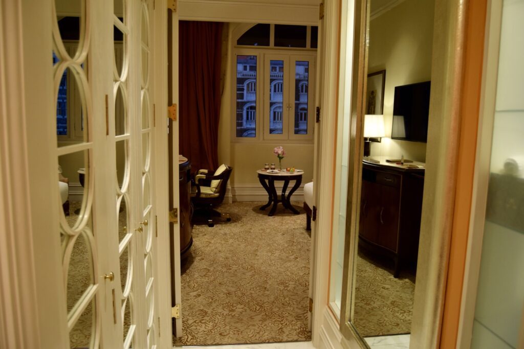 Im Haus, Wand, Inneneinrichtung, Boden, Fußboden, Haus, Spiegel, Türgriff, Mobiliar, Haustüre, Tür, Möbel, Haltevorrichtung, Gebäude, Fenster, Badezimmer, Zimmer, Türöffnung, Hotel
