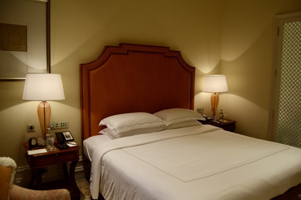 Im Haus, Wand, Mobiliar, Bettwäsche, Inneneinrichtung, Bettdecke, Bettrahmen, Bettbezug, Leinenstoffe, Kissen, Nachttisch, Lampenschirm, Lampe, Matratze, Bett, Suite, Boutique-Hotel, Schublade, Bettbehang, Schlafzimmer, Kommode, Haus, Zimmer, Hotel, Boden