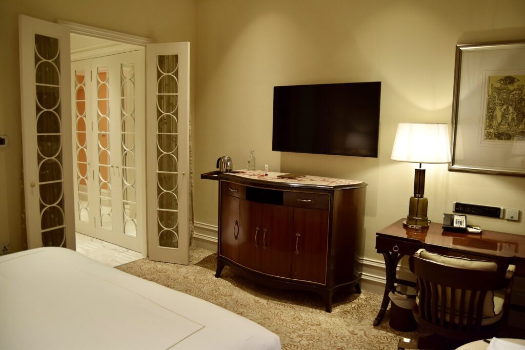 Im Haus, Wand, Mobiliar, Inneneinrichtung, Boden, Möbel, Tisch, Fernsehen, Kommode, Schublade, Bude, Haus, Schrank, Bett, Lampenschirm, Nachttisch, Zimmer, Decke, Stuhl, Hotel
