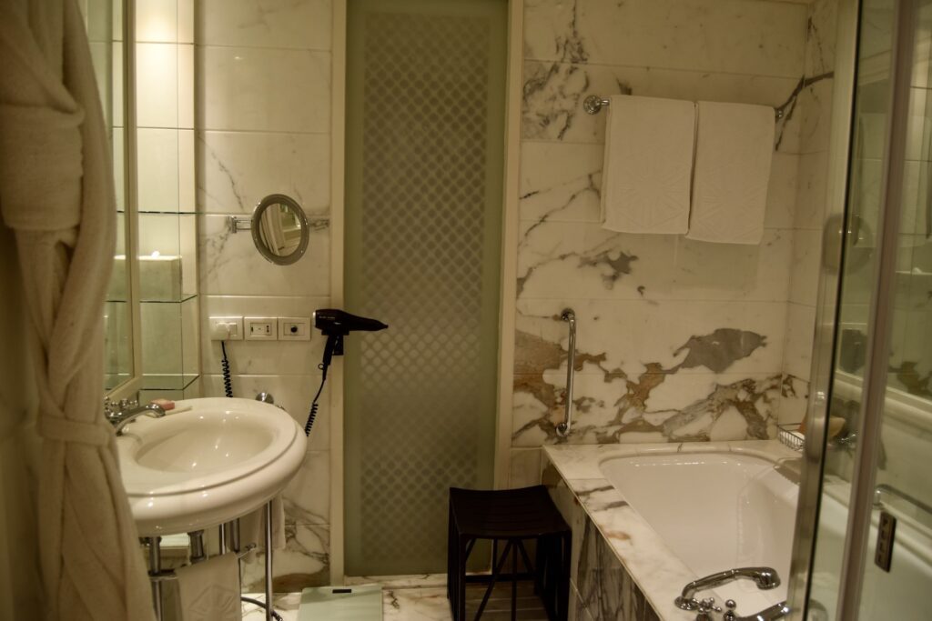 Im Haus, Wand, Installationszubehör, Badezimmerzubehör, Hahn, Zimmer, Wasserleitung, Badezimmer, Badewanne, Kachel, Bidet, Waschbecken, Toilette, Spiegel, Dusche