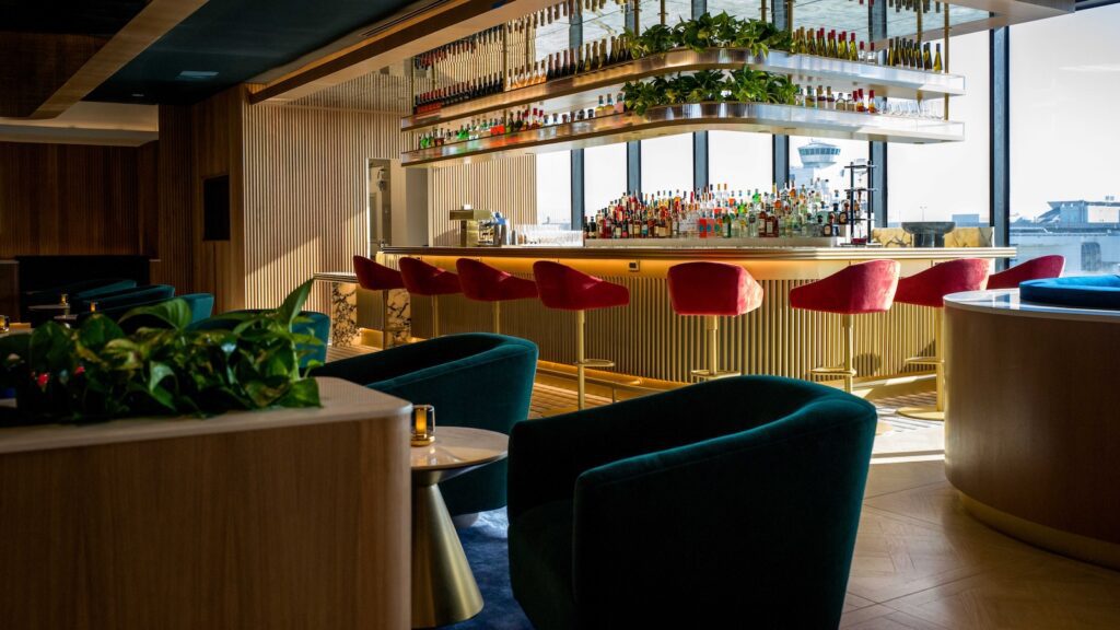 Mobiliar, Im Haus, Inneneinrichtung, Zimmerpflanze, Fenster, Vase, Boden, Couch, Kaffeetisch, Blumentopf, Studiocouch, Blume, Tisch, Zimmer, Decke, Wand, Hotel, Stuhl, Pflanze, Restaurant, Lounge