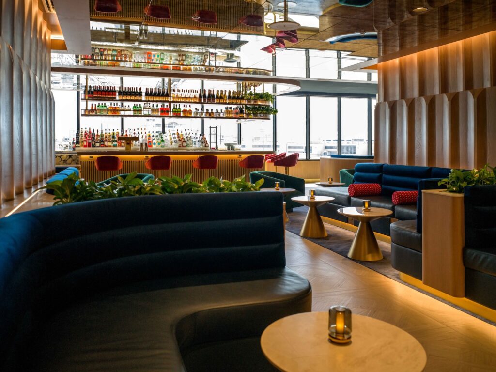 Im Haus, Mobiliar, Tisch, Couch, Kaffeetisch, Flasche, Inneneinrichtung, Fenster, Studiocouch, Zimmer, Wand, Lounge, Hotel, Boden, Decke, Restaurant