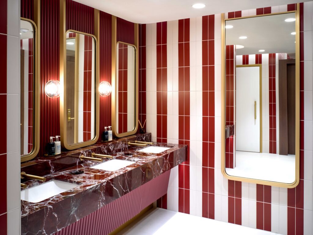 Im Haus, Wand, Hotel, Inneneinrichtung, Badezimmer, Bett, Vorhang, Spiegel, Fenster, Zimmer, Boden, Decke
