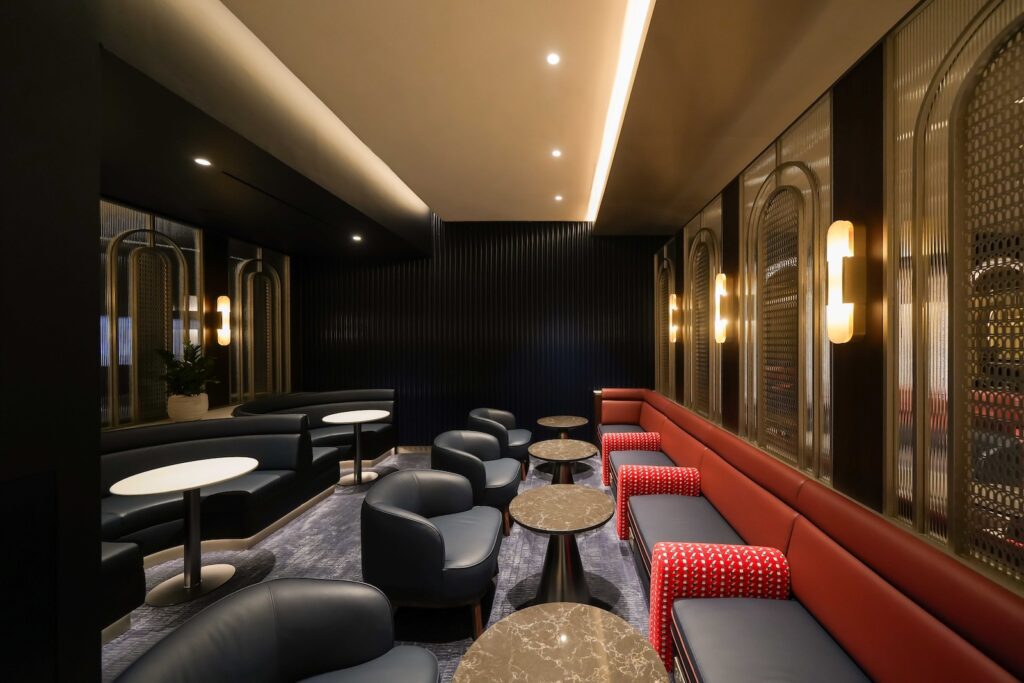 Mobiliar, Im Haus, Tisch, Inneneinrichtung, Couch, Kaffeetisch, Wand, Stuhl, Studiocouch, Decke, Bettsofa, Hotel, Vase, Sofa, Boden, Lounge, Zimmer