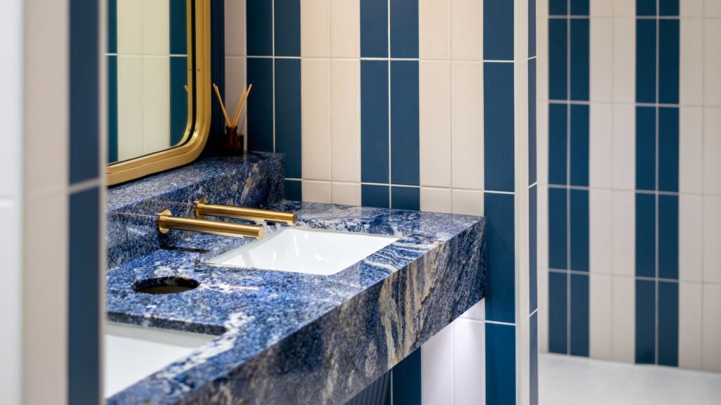 Badezimmer, Installationszubehör, Hahn, Wand, Waschbecken, Kachel, Gebäude, Wasserleitung, Im Haus, Badezimmerzubehör, Spiegel, Badewanne, Blau, Fenster, gekachelt