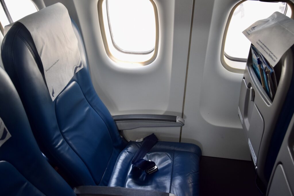 Fahrzeug, Auto, Kopfstütze, Flugzeugkabine, Passagier, Autositzbezug, Autositz