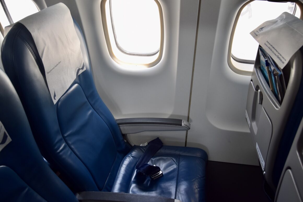 Fahrzeug, Auto, Kopfstütze, Flugzeugkabine, Passagier, Autositzbezug, Autositz