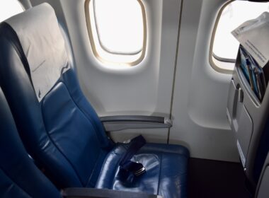 Fahrzeug, Auto, Kopfstütze, Flugzeugkabine, Passagier, Autositzbezug, Autositz