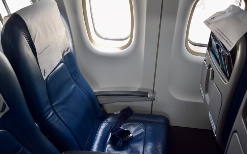 Fahrzeug, Auto, Kopfstütze, Flugzeugkabine, Passagier, Autositzbezug, Autositz