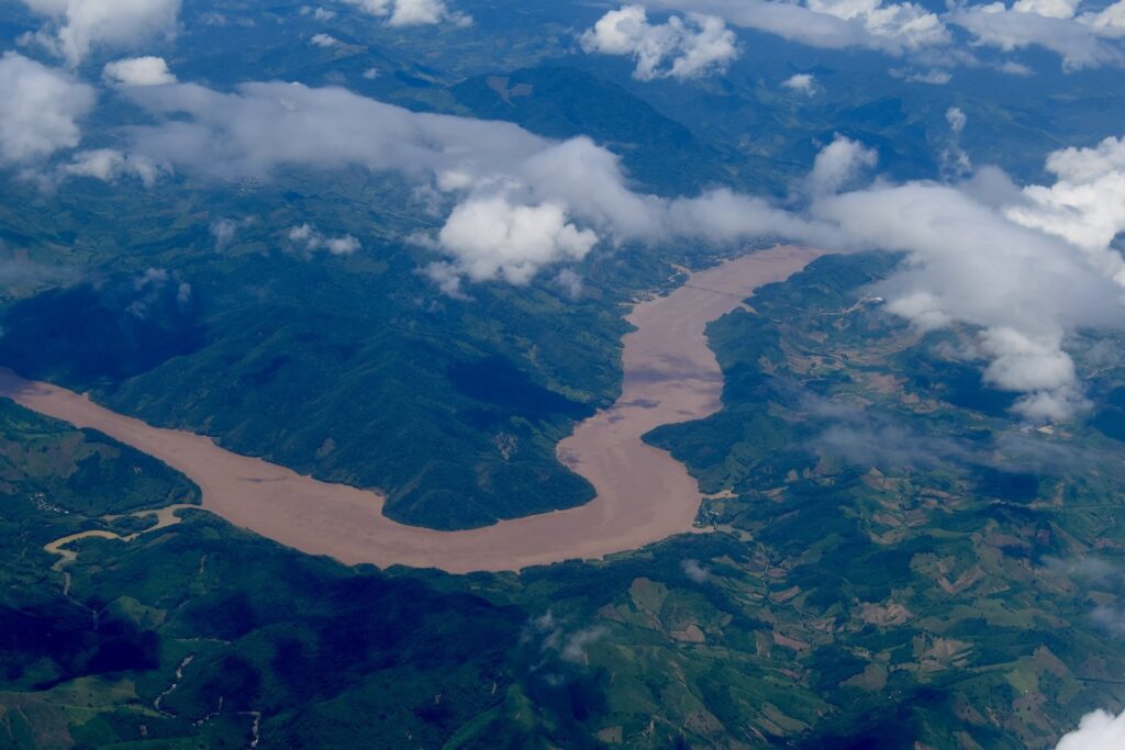Wolke, Natur, Luftfotografie, Luftbild, Vogelperspektive, Wasser, draußen, Mündung, Flussdelta, Verflochtener Fluss, Gewässer, Wassereinzugsgebiet, Landschaft, Meeresenge, Berg, Himmel