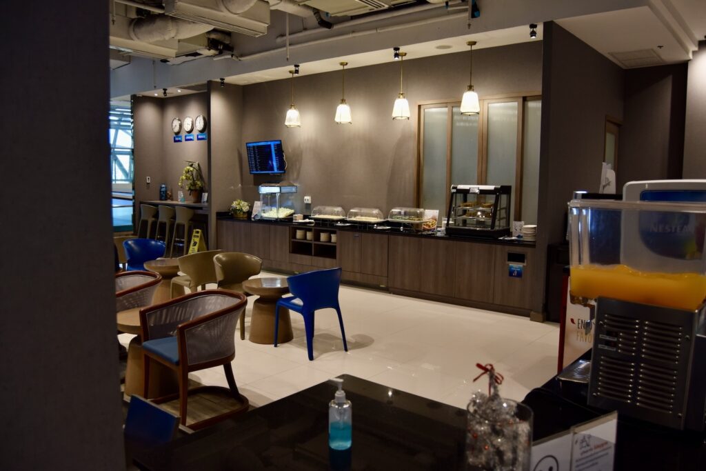 Im Haus, Wand, Decke, Mobiliar, Arbeitsfläche, Flasche, Tisch, Möbel, Stuhl, Waschbecken, Küche, Boden, Zimmer