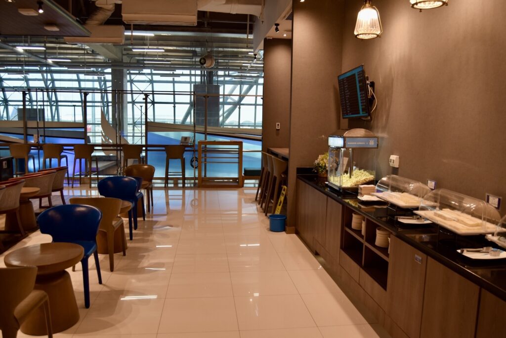 Im Haus, Mobiliar, Tisch, Stuhl, Arbeitsfläche, Wand, Esstisch, Boden, Decke, Inneneinrichtung, Möbel, Kantine, Waschbecken, Kaffeetisch, Küche, Restaurant, Café, Essen