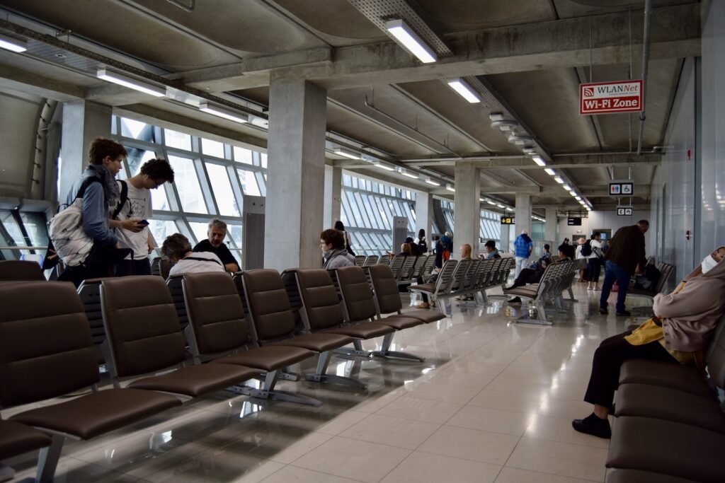 Kleidung, Im Haus, Decke, Mobiliar, Person, Schuhwerk, Mann, Menschen, Couch, Zug