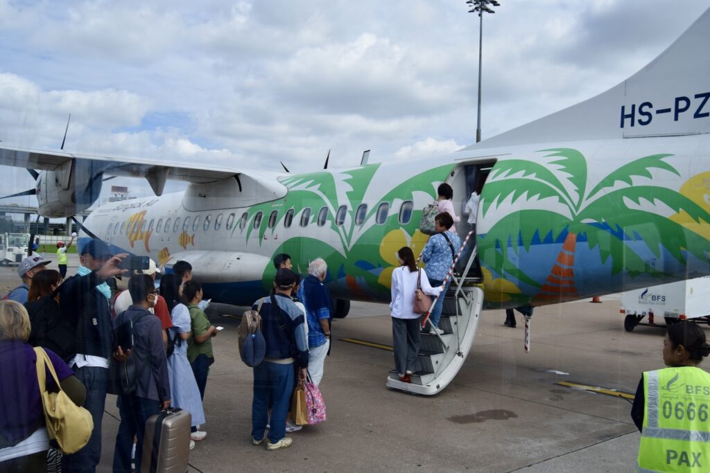 Platane Flugzeug Hobel, draußen, Kleidung, Himmel, Flugzeug, Person, Schuhwerk, Menschen, Flugreise, Fahrzeug, Luftfahrt, Wolke, Gruppe, Mann, Transport, Luftfahrttechnik, Flughafen, Gelände, stehend, Groß, Menschenmenge, airbus, Flugschau