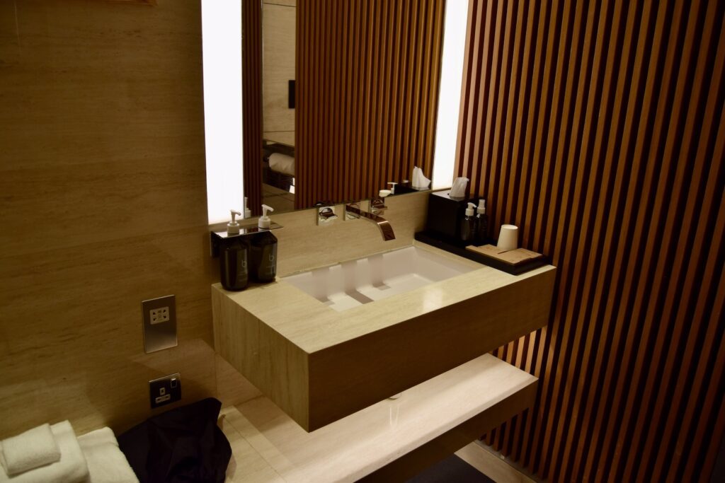 Im Haus, Badezimmer, Wand, Badezimmerzubehör, Installationszubehör, Hahn, Inneneinrichtung, Badewanne, Kachel, Spiegel, Wasserleitung, Dusche, Waschbecken, Hotel, Boden, Zimmer, Eitelkeit