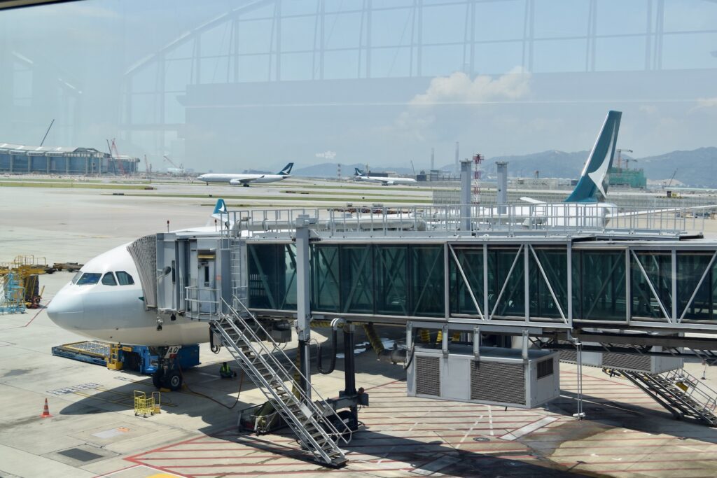 Platane Flugzeug Hobel, draußen, Himmel, Flughafen, Flugplatzvorfeld, Verkehrsflugzeug, Flugreise, Gelände, Fahrzeug, Fluggastbrücke, Airline, Runway, Düsenflugzeug, halten, Luftfahrttechnik, Luftfahrt, Jet, Flugzeug, Asphalt, Tor