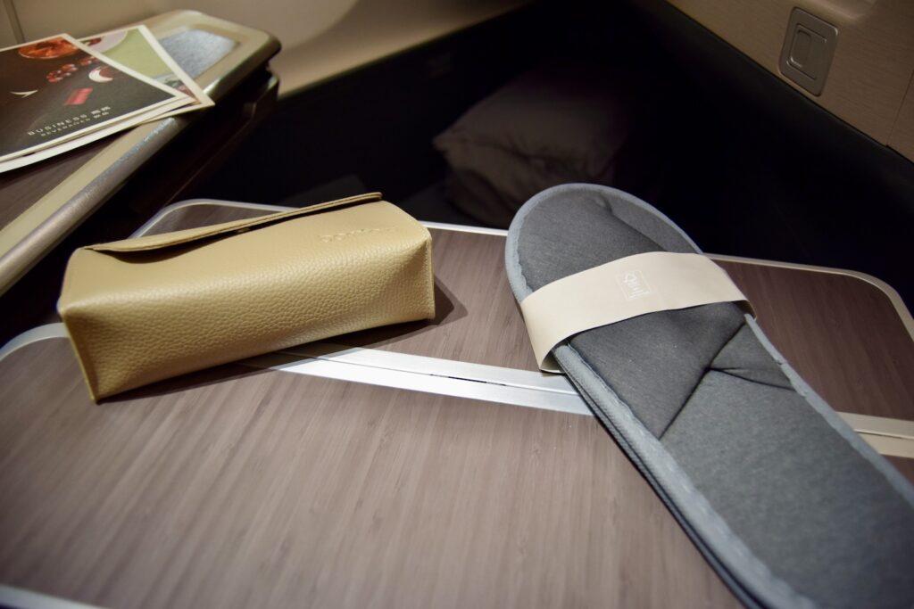 Im Haus, Box, Boden, Everyday Carry, Werkzeug, Text, Wand, Sitzen, Schuhe