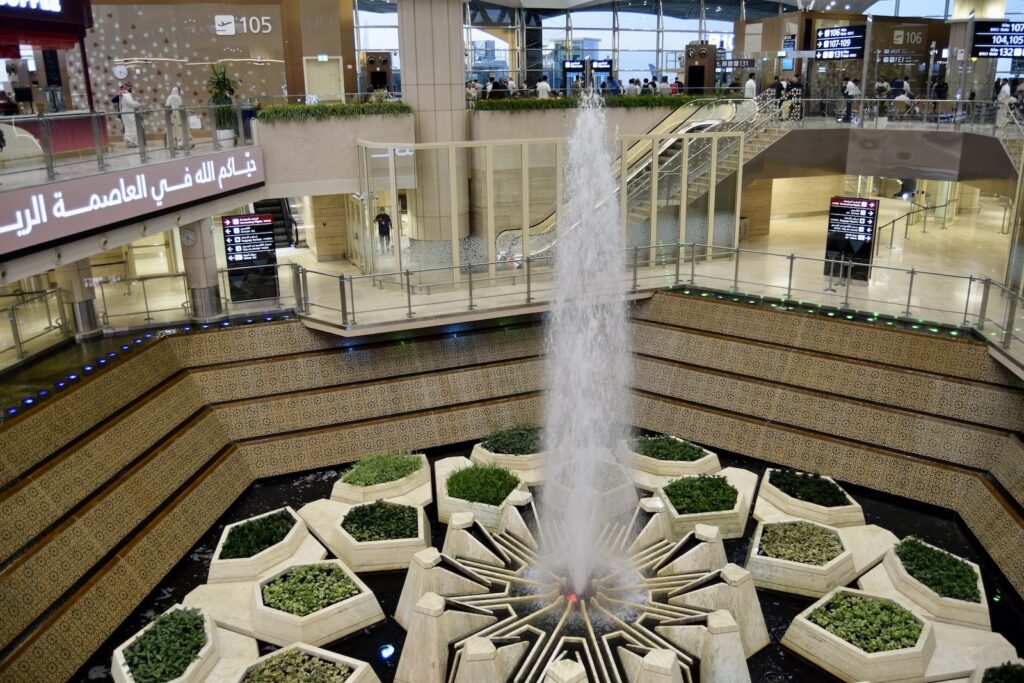 Fontäne, Gebäude, Gelände, Im Haus