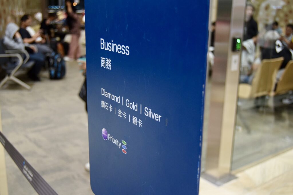 Text, Schuhwerk, Kleidung, Person, draußen, Gelände