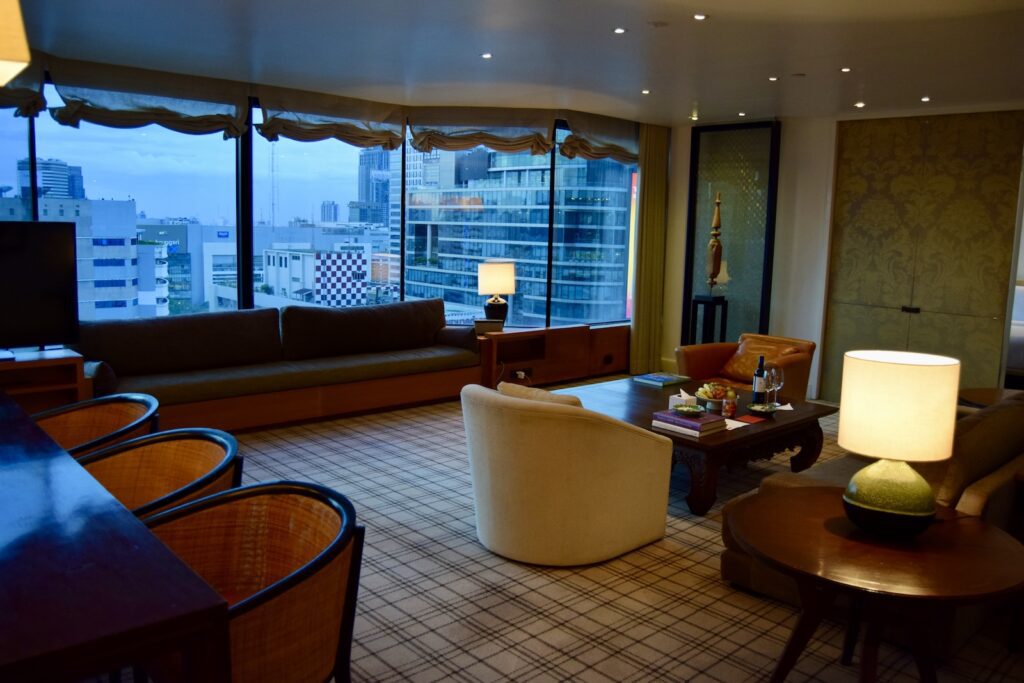 Im Haus, Mobiliar, Wand, Inneneinrichtung, Hotel, Boden, Kaffeetisch, Fenster, Decke, Couch, Tisch, Studiocouch, Esstisch, Penthouse, Gebäude, Vase, Bude, Bettsofa, Zimmer, Wohnzimmer, Stuhl, Groß, Essen, Wohnung, Unterkunft