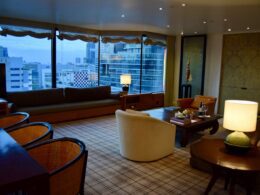 Im Haus, Mobiliar, Wand, Inneneinrichtung, Hotel, Boden, Kaffeetisch, Fenster, Decke, Couch, Tisch, Studiocouch, Esstisch, Penthouse, Gebäude, Vase, Bude, Bettsofa, Zimmer, Wohnzimmer, Stuhl, Groß, Essen, Wohnung, Unterkunft