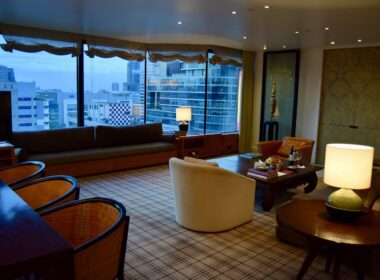 Im Haus, Mobiliar, Wand, Inneneinrichtung, Hotel, Boden, Kaffeetisch, Fenster, Decke, Couch, Tisch, Studiocouch, Esstisch, Penthouse, Gebäude, Vase, Bude, Bettsofa, Zimmer, Wohnzimmer, Stuhl, Groß, Essen, Wohnung, Unterkunft