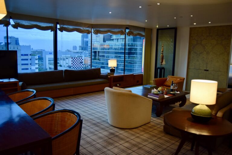 Im Haus, Mobiliar, Wand, Inneneinrichtung, Hotel, Boden, Kaffeetisch, Fenster, Decke, Couch, Tisch, Studiocouch, Esstisch, Penthouse, Gebäude, Vase, Bude, Bettsofa, Zimmer, Wohnzimmer, Stuhl, Groß, Essen, Wohnung, Unterkunft