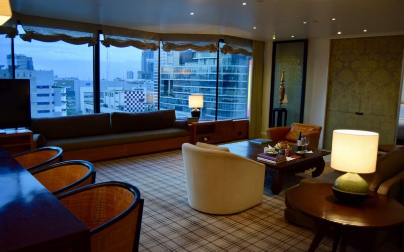 Im Haus, Mobiliar, Wand, Inneneinrichtung, Hotel, Boden, Kaffeetisch, Fenster, Decke, Couch, Tisch, Studiocouch, Esstisch, Penthouse, Gebäude, Vase, Bude, Bettsofa, Zimmer, Wohnzimmer, Stuhl, Groß, Essen, Wohnung, Unterkunft