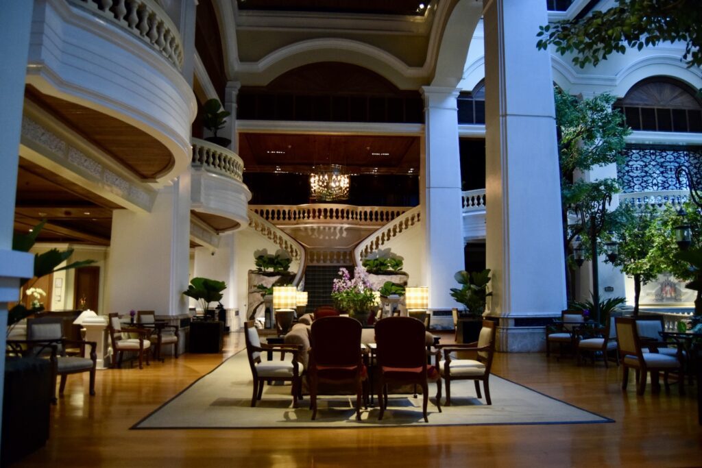 Mobiliar, Empfangshalle, Zimmerpflanze, Inneneinrichtung, Boden, Blumentopf, Im Haus, Decke, Tisch, Zimmer, Hotel, Groß, Halle, Pflanze, draußen, Stuhl, Restaurant