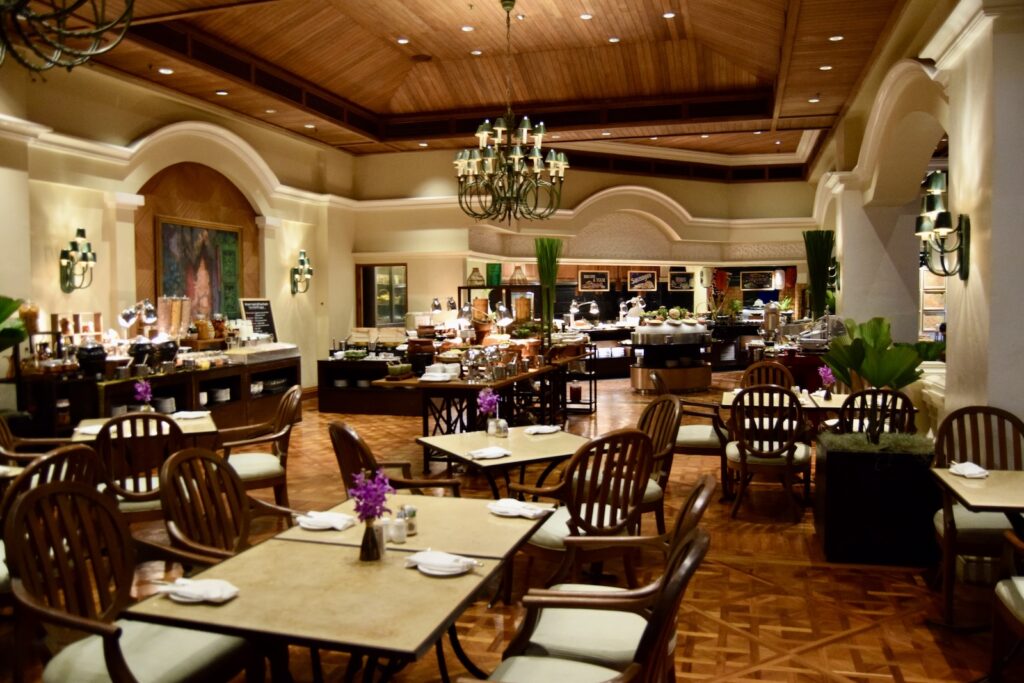 Mobiliar, Szene, Decke, Im Haus, Esstisch, Tisch, Inneneinrichtung, Wand, Veranstaltungshalle, Kantine, Boden, Diner, Empfangshalle, Halle, Zimmer, Restaurant, Essen, Stuhl, Hotel