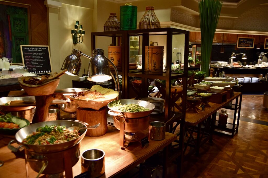 Im Haus, Mobiliar, Tisch, Wand, Esstisch, Restaurant, Arbeitsfläche, Geschirr, Zimmerpflanze, Inneneinrichtung, Essen, Decke, Boden, Küche, Buffet