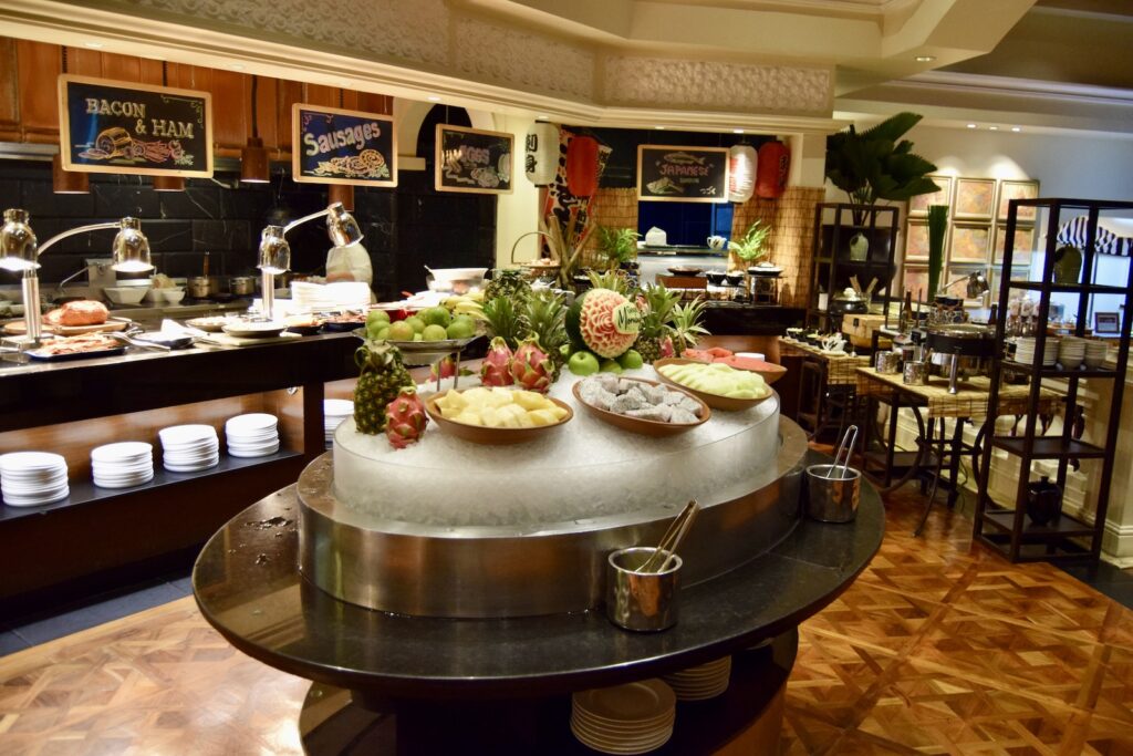 Im Haus, Mobiliar, Tisch, Restaurant, Esstisch, Essen, Decke, Inneneinrichtung, Arbeitsfläche, Wand, Vase, Kaffeetisch, Boden, Zimmerpflanze, Küche