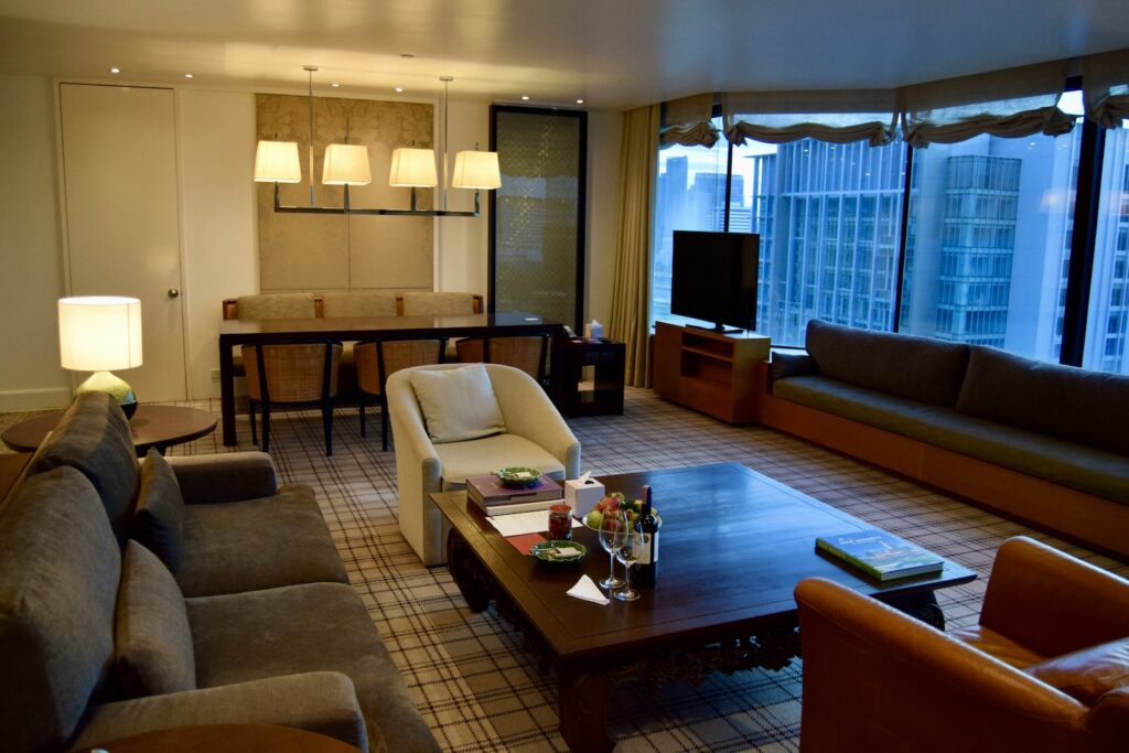 Im Haus, Inneneinrichtung, Wand, Couch, Boden, Szene, Wohnzimmer, Studiocouch, Kaffeetisch, Fenster, Zimmer, Bettsofa, Hotel, Bude, Kleines Sofa, Stuhl, Kissen, Decke, Warteraum, Armlehne, Fensterabdeckung, Penthouse, Fensterausstattung, Sofa, Tisch, Mobiliar