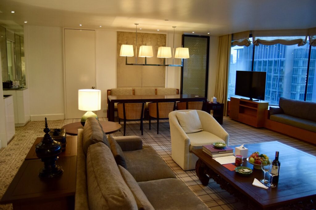 Im Haus, Wand, Inneneinrichtung, Couch, Boden, Tisch, Studiocouch, Kaffeetisch, Wohnzimmer, Bettsofa, Bude, Fenster, Zimmer, Kissen, Haus, Decke, Kleines Sofa, Fußboden, Möbel, Fensterausstattung, Vase, Hotel, Sofa, Fernsehen, Mobiliar