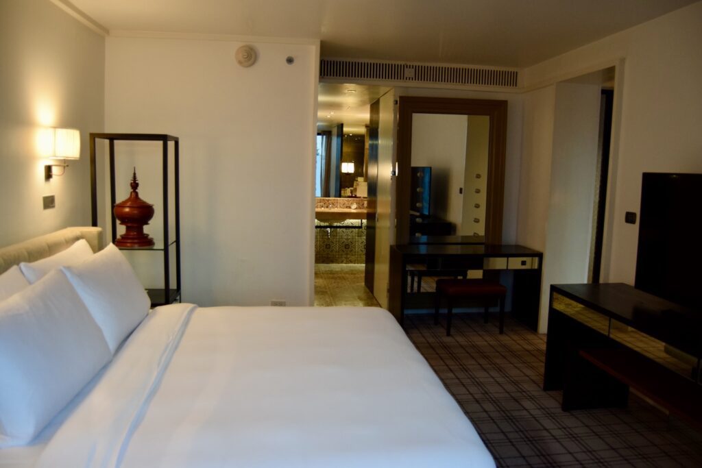 Im Haus, Wand, Inneneinrichtung, Szene, Mobiliar, Zimmer, Kissen, Bettdecke, Bettwäsche, Matratze, Boden, Bettrahmen, Leinenstoffe, Bettbezug, Bett, Suite, Nachttisch, Schlafzimmer, Boutique-Hotel, Fußboden, Spiegel, Lampenschirm, Haus, Decke, Hotel, Urlaub