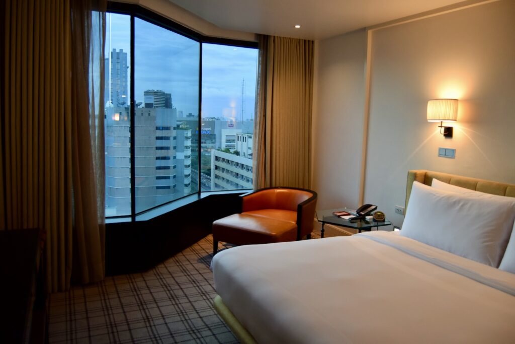 Im Haus, Wand, Bett, Inneneinrichtung, Mobiliar, Kissen, Zimmer, Fenster, Fensterausstattung, Bettwäsche, Schlafzimmer, Matratze, Vorhang, Fensterabdeckung, Bettdecke, Suite, Leinenstoffe, Bettbezug, Bettrahmen, Gebäude, Boutique-Hotel, Penthouse, Boden, Haus, Nachttisch, Hotel, Groß, Wohnung, Urlaub