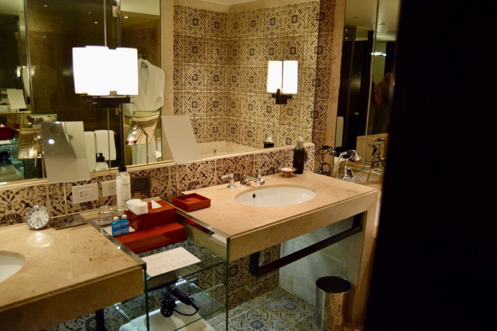 Im Haus, Wand, Installationszubehör, Hahn, Badezimmerzubehör, Arbeitsfläche, Waschbecken, Kachel, Spiegel, Inneneinrichtung, Wasserleitung, Badezimmerschrank, Badezimmer, Tisch, Hotel, Zimmer, Toilette