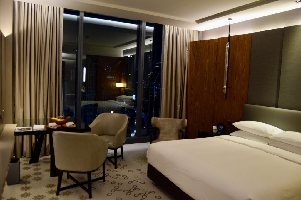 Im Haus, Mobiliar, Bett, Inneneinrichtung, Wand, Szene, Vorhang, Zimmer, Hotel, Kissen, Leinenstoffe, Matratze, Bettwäsche, Boden, Bettdecke, Suite, Bettrahmen, Bettbezug, Decke, Boutique-Hotel, Fensterausstattung, Tisch, Schlafzimmer, Fußboden, Stuhl, Unterkunft