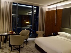 Im Haus, Mobiliar, Bett, Inneneinrichtung, Wand, Szene, Vorhang, Zimmer, Hotel, Kissen, Leinenstoffe, Matratze, Bettwäsche, Boden, Bettdecke, Suite, Bettrahmen, Bettbezug, Decke, Boutique-Hotel, Fensterausstattung, Tisch, Schlafzimmer, Fußboden, Stuhl, Unterkunft