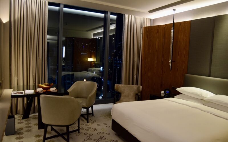 Im Haus, Mobiliar, Bett, Inneneinrichtung, Wand, Szene, Vorhang, Zimmer, Hotel, Kissen, Leinenstoffe, Matratze, Bettwäsche, Boden, Bettdecke, Suite, Bettrahmen, Bettbezug, Decke, Boutique-Hotel, Fensterausstattung, Tisch, Schlafzimmer, Fußboden, Stuhl, Unterkunft