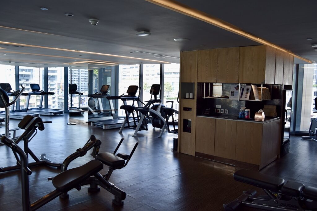Im Haus, Trainingsausrüstung, Boden, Sporthalle, Fußboden, Decke, Mobiliar, Trainingsgerät, Stuhl, Wand, Laufband, Halle, Trainingsbank, Krafttraining, Gewichte, Zimmer