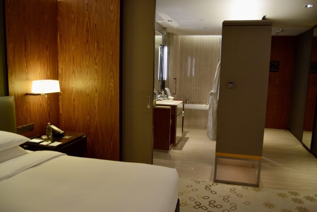 Im Haus, Wand, Inneneinrichtung, Bett, Mobiliar, Hotel, Fußboden, Boden, Spiegel, Lampe, Leinenstoffe, Lampenschirm, Bettdecke, Bettwäsche, Matratze, Suite, Bettbezug, Nachttisch, Bettrahmen, Boutique-Hotel, Tisch, Decke, Zimmer, Schlafzimmer